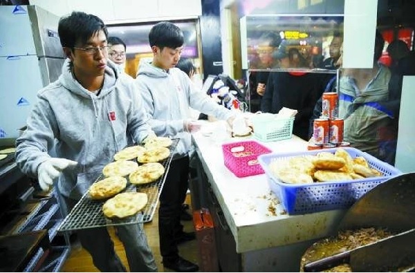 3 kỹ sư trẻ bỏ việc lương cao, kiếm hơn 39 triệu đồng/ngày nhờ đi bán bánh mì kẹp thịt