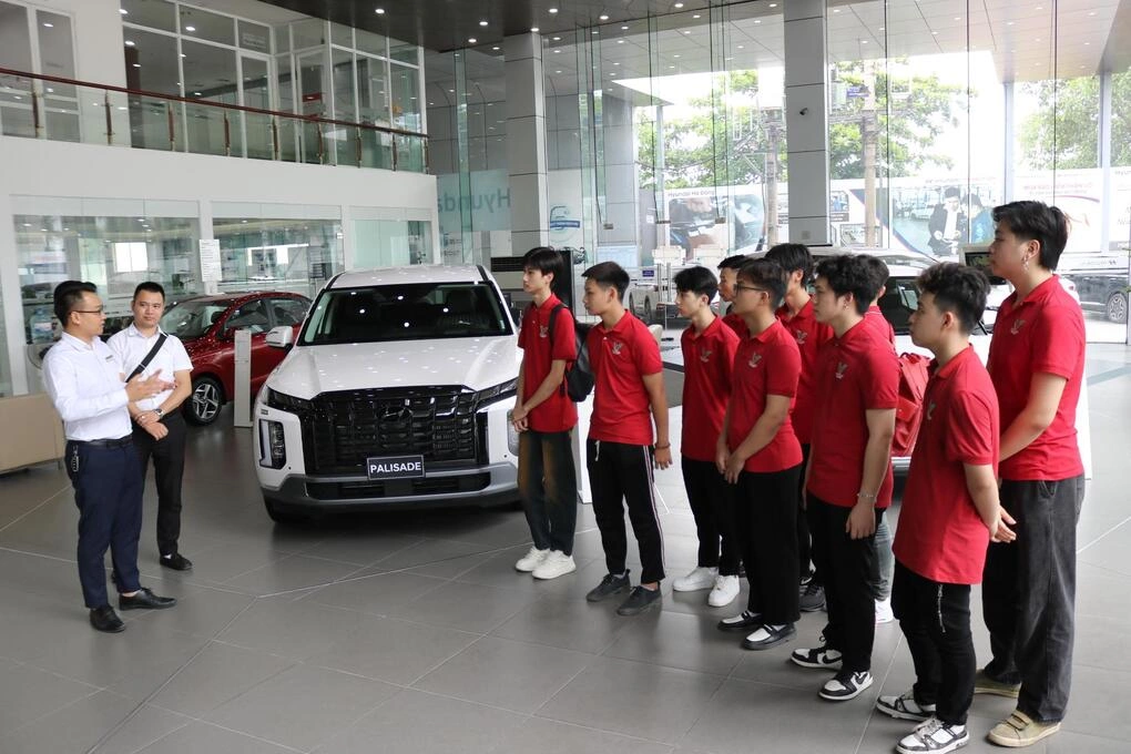 Trường Đại học Trưng Vương định hướng tư duy khởi nghiệp thời AI