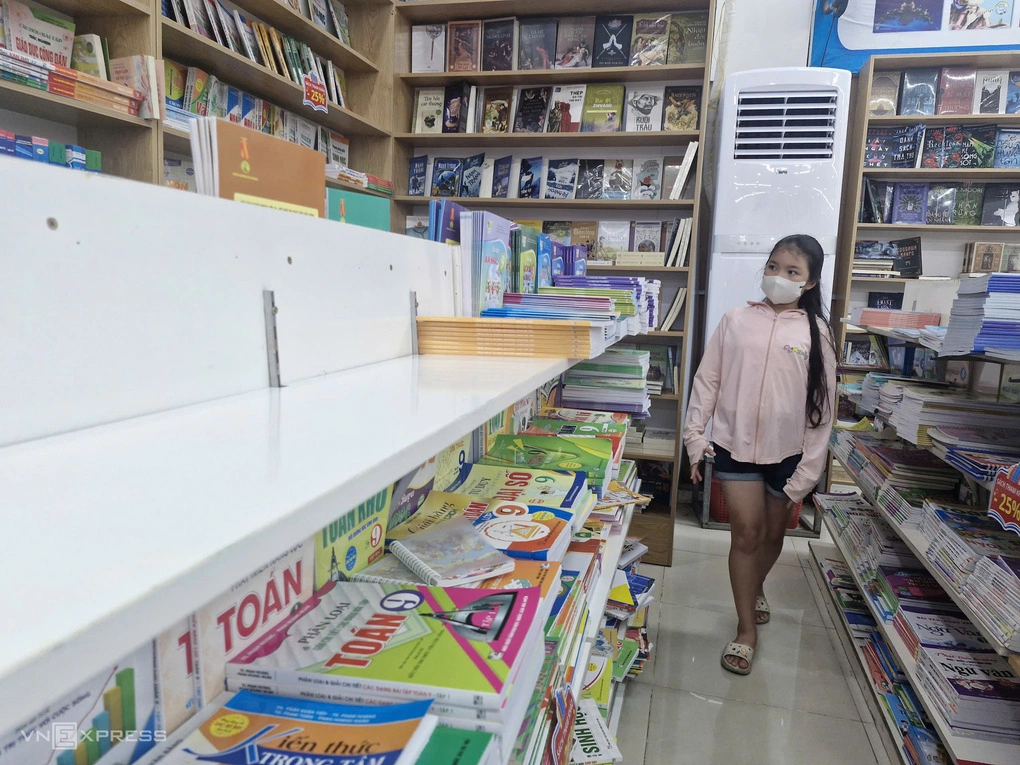 Phụ huynh mướt mồ hôi ‘săn’ từng cuốn sách giáo khoa