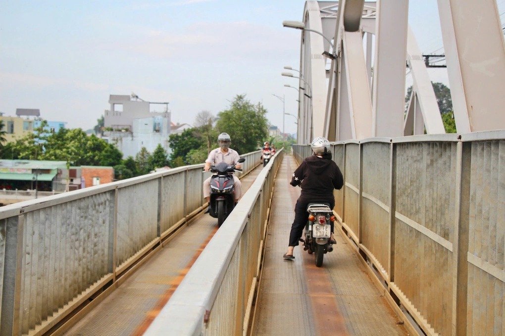 Cầu Ghềnh cho xe máy qua lại sau 4 tháng bị sà lan tông